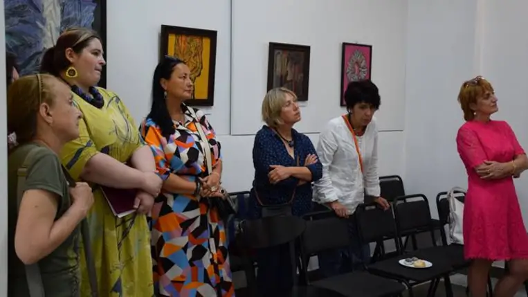 Irodalmi tárlatvezetés a Na’Conxypan Galériában - Ihlet és múzsa – a közös kútfő. Fotó: Kárpátinfó/ Kovács Elemér