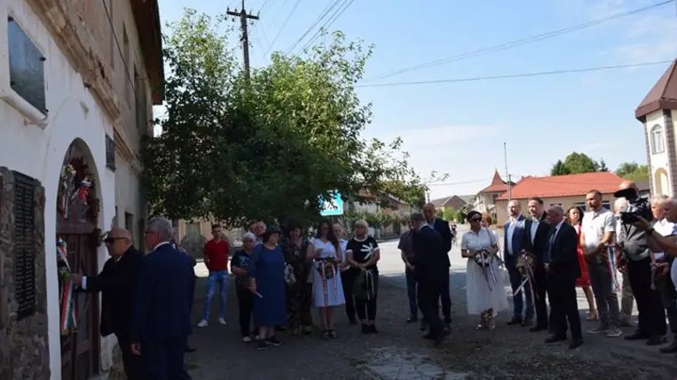 Megemlékezés a tiszaújlaki turulmadaras emlékműnél - Bátorság, remény, megmaradás. Fotó: Kárpátinfó/ Kovács Elemér