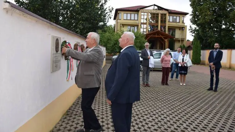 Egy feledésre ítélt alkotó: Zahoray János emléktáblájának avatója Beregszászon - Portrék, tájképek, enteriőrök. Fotó: Kárpátinfó/ Kovács Elemér