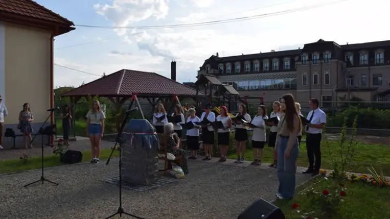 Regélő múlt. Szoboravató Beregszászon - Hagyjunk jeleket magunk után. Fotó: Kárpátinfó/ Kovács Elemér