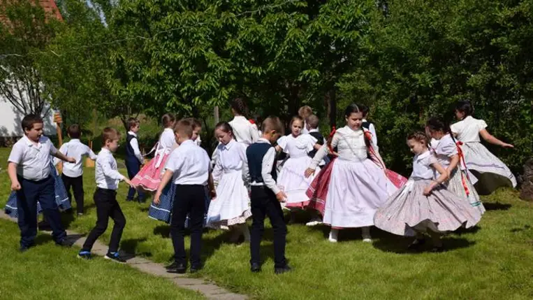 Nyitott kapu a Nagyberegi Tájházban - Májusfaállítás, kiállítás, táncház, kézműveskedés. Fotó: Kárpátinfó/ Kovács Erzsébet