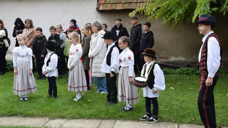 Szüretidéző őszi foglalkozás a Nagyberegi Tájházban - Körjáték, csősztánc, csomózás és labdacsöröge