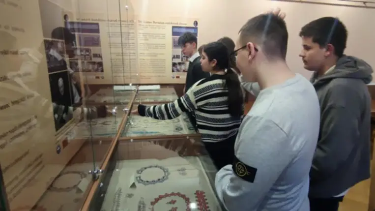 Kossuthosok a beregszászi KÉSZ viselet- és ékszerkiállításán