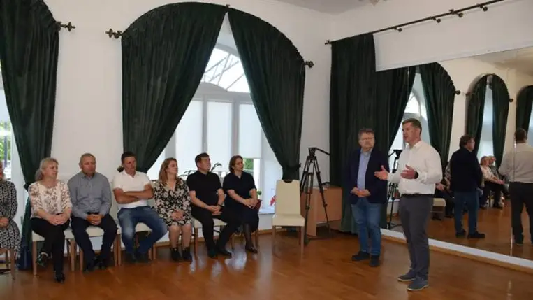 A nagycsaládos házaspárok hagyományőrző találkozóján - Májusfaállítás, szerenád, táncklub. Fotó: Kárpátinfó/ Kovács Elemér