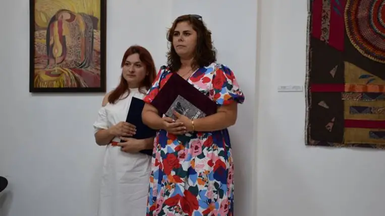 Irodalmi tárlatvezetés a Na’Conxypan Galériában - Ihlet és múzsa – a közös kútfő. Fotó: Kárpátinfó/ Kovács Elemér