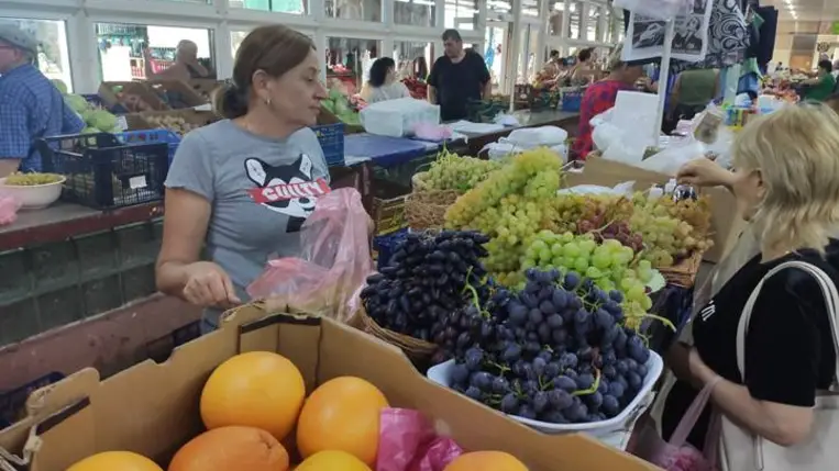 Félidejéhez érkezett a csemegeszőlő szezonja - A vásárlók a minőségi portékát keresik. Fotó: Kárpátinfó/ Kovács Elemér