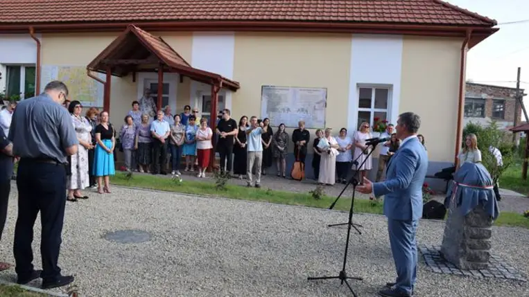 Regélő múlt. Szoboravató Beregszászon - Hagyjunk jeleket magunk után. Fotó: Kárpátinfó/ Kovács Elemér