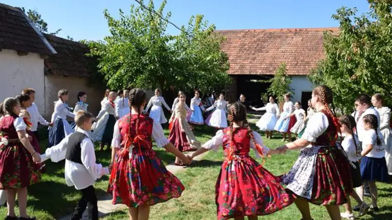 Évadnyitó és Sereglés a Nagyberegi Tájházban - Perdült a szoknya és csordult a must. Fotó: Kárpátinfó/ Marton Erzsébet