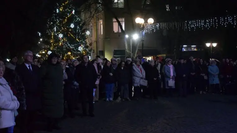 Beregszászban meggyújtották az adventi koszorú második gyertyáját - Fellobbant a remény lángja