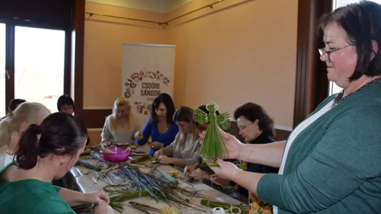 Kézműves képzési nap óvodapedagógusok számára - A karácsonyfafüggő, a kákaangyal meg a kopogtató