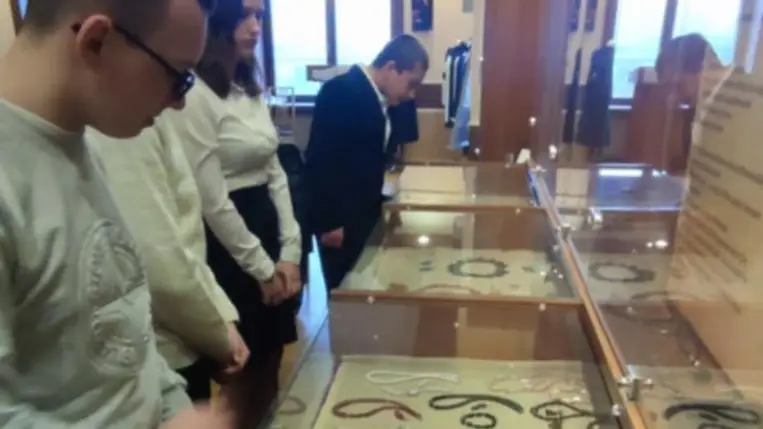 Kossuthosok a beregszászi KÉSZ viselet- és ékszerkiállításán