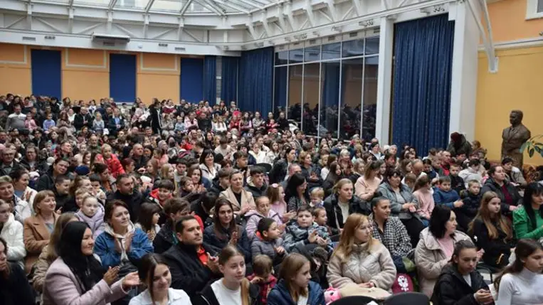 Karácsonyvárás a Kárpátaljai Magyar Nagycsaládosok Egyesületében - Bábelőadás, ajándék, adventi vásár