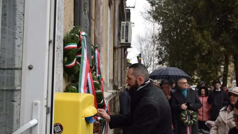 Főhajtás a beregszászi Kölcsey-emléktáblánál - Kultúránk – menedék és erőforrás. Fotó: Kárpátinfó/ Kovács Elemér