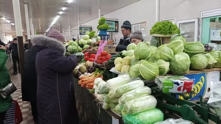 Zöldségpiac – elmaradt az ünnepek előtti nagy vásárlói roham - Télen drágább az élet. Fotó: Kárpátinfó/ Kovács Elemér