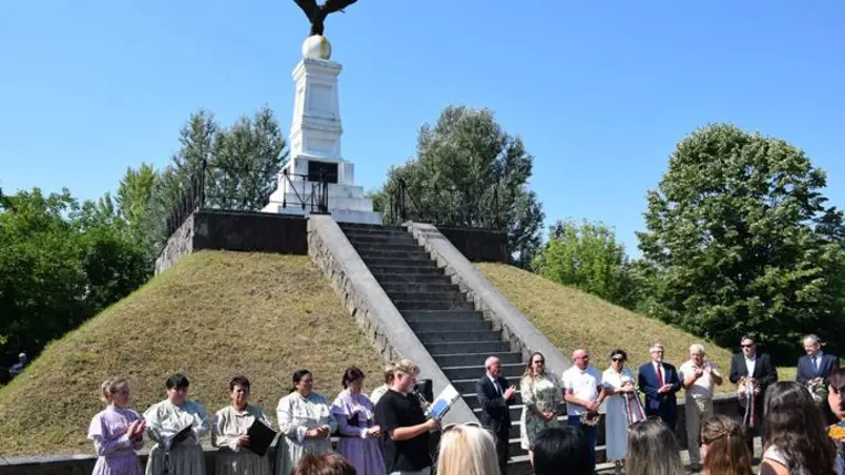 Megemlékezés a tiszaújlaki turulmadaras emlékműnél - Bátorság, remény, megmaradás. Fotó: Kárpátinfó/ Kovács Elemér
