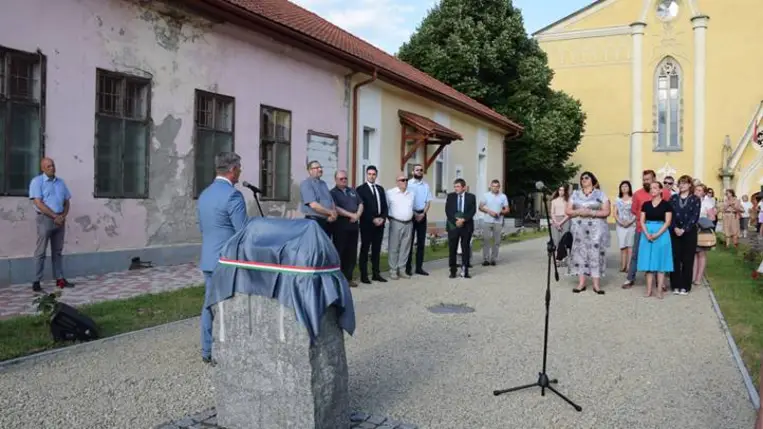 Regélő múlt. Szoboravató Beregszászon - Hagyjunk jeleket magunk után. Fotó: Kárpátinfó/ Kovács Elemér