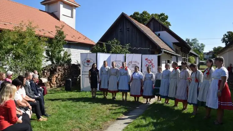 Évadnyitó és Sereglés a Nagyberegi Tájházban - Perdült a szoknya és csordult a must. Fotó: Kárpátinfó/ Marton Erzsébet