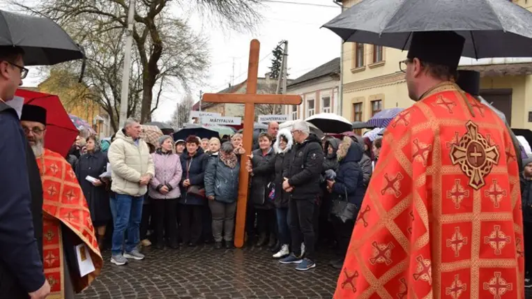 Kereszthódoló körmenet Beregszászon - Legyünk a megfeszített és feltámadott Jézus követői. Fotó: Kárpátinfó/ Kovács Elemér