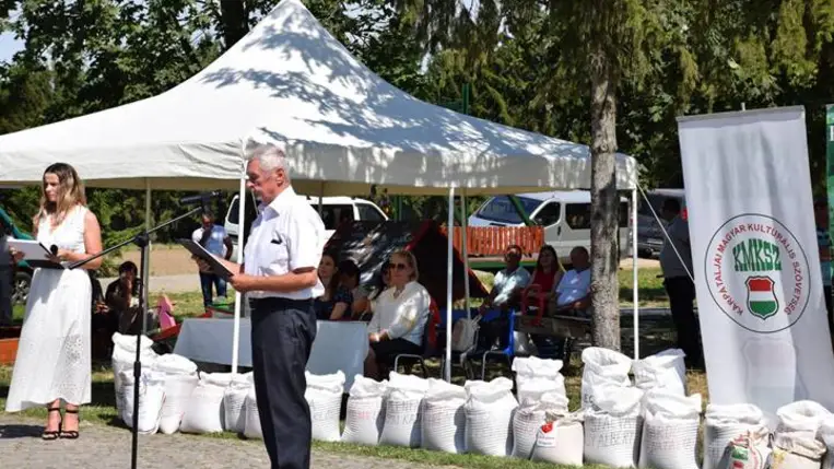Magyarok Kenyere. Búzaösszeöntő ünnepség Nagydobronyban - A megpróbáltatások idején még jobban összekapaszkodunk. Fotó: Kárpátinfó/ Kovács Elemér