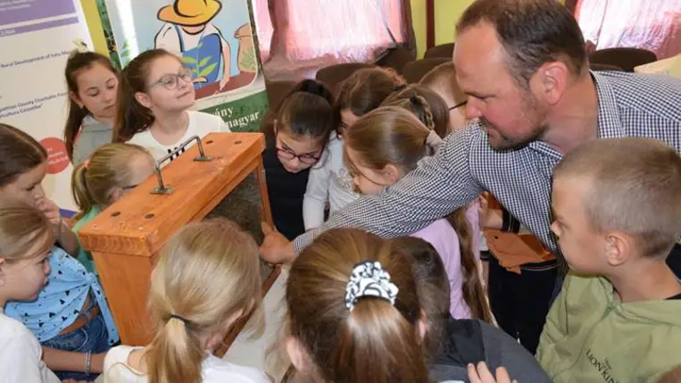 Elstartolt a Fiatal méhészek program - Ismerkedés a kaptárak népével. Fotó: Kárpátinfó/ Kovács Elemér