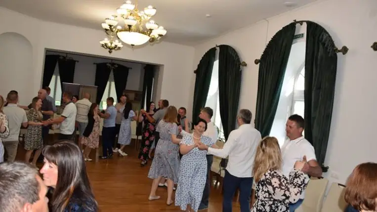 A nagycsaládos házaspárok hagyományőrző találkozóján - Májusfaállítás, szerenád, táncklub. Fotó: Kárpátinfó/ Kovács Elemér