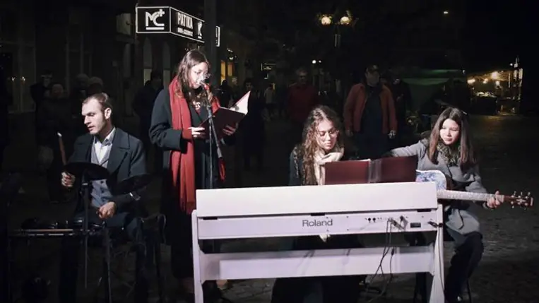 Közös gyertyagyújtás Beregszász főterén - Fellobbant a hit lángja