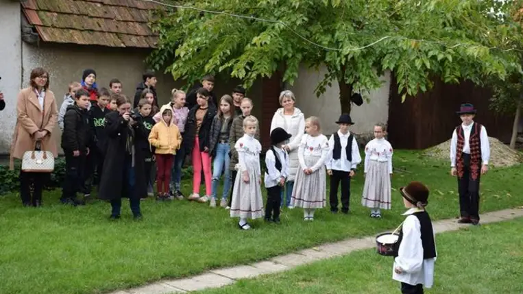 Szüretidéző őszi foglalkozás a Nagyberegi Tájházban - Körjáték, csősztánc, csomózás és labdacsöröge