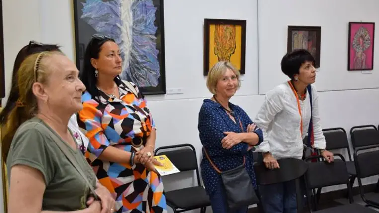 Irodalmi tárlatvezetés a Na’Conxypan Galériában - Ihlet és múzsa – a közös kútfő. Fotó: Kárpátinfó/ Kovács Elemér