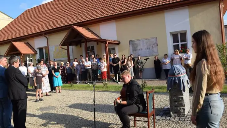 Regélő múlt. Szoboravató Beregszászon - Hagyjunk jeleket magunk után. Fotó: Kárpátinfó/ Kovács Elemér