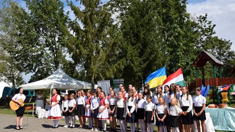 Magyarok Kenyere. Búzaösszeöntő ünnepség Nagydobronyban - A megpróbáltatások idején még jobban összekapaszkodunk. Fotó: Kárpátinfó/ Kovács Elemér