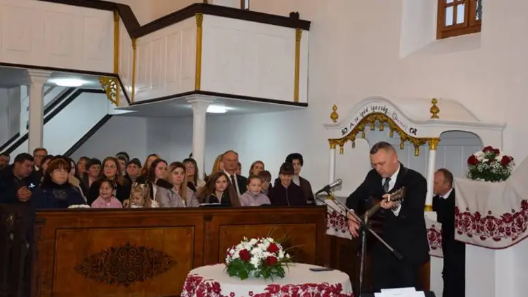 Hálaadás a megújult beregrákosi református templomban - „A szeretet mindent remél”.  Fotó: Kárpátinfó/ Marton Erzsébet