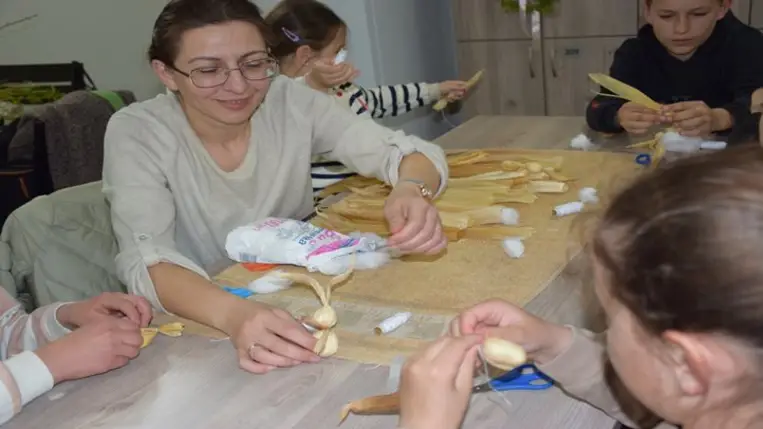 Húsvéti kézműves foglalkozás a nagycsaládosoknál - Hagymahéjas hímes, fűzfavessző-ajtódísz, csuhényuszi. Fotó: Kárpátinfó/ Kovács Erzsébet