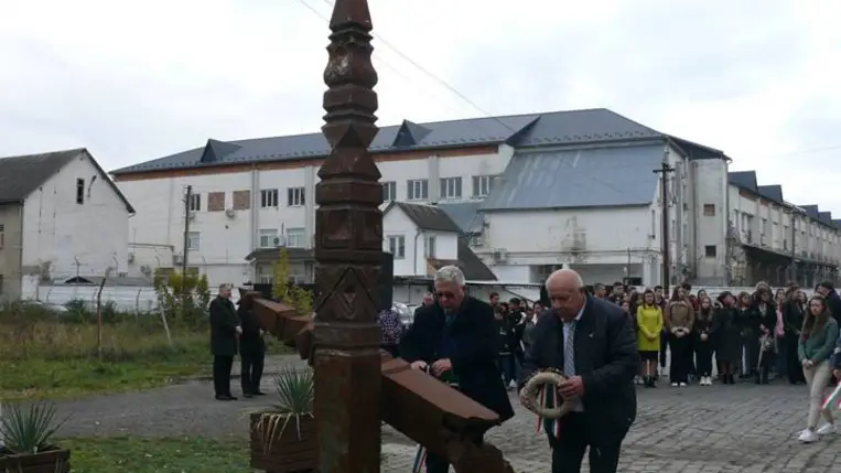 1956 hőseire emlékeztek Beregszászon - A szabadságvágy erősebb az elnyomásnál. Fotó: Kárpátinfó/ Kovács Elemér