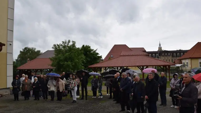 Emléktáblát avattak a beregszászi Pásztor Ferenc Közösségi és Zarándokház falán - Bohán Béla plébános életpéldája. Fotó: Kárpátinfó/ Kovács Elemér