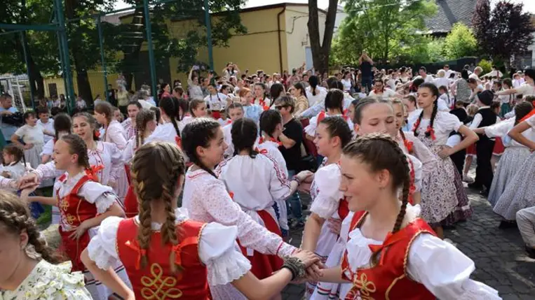 Az Összetartozás tánca Beregszászon - Gyászünnep helyett méltóságteljes megemlékezés. Fotó: Kárpátinfó/ Kovács Elemér