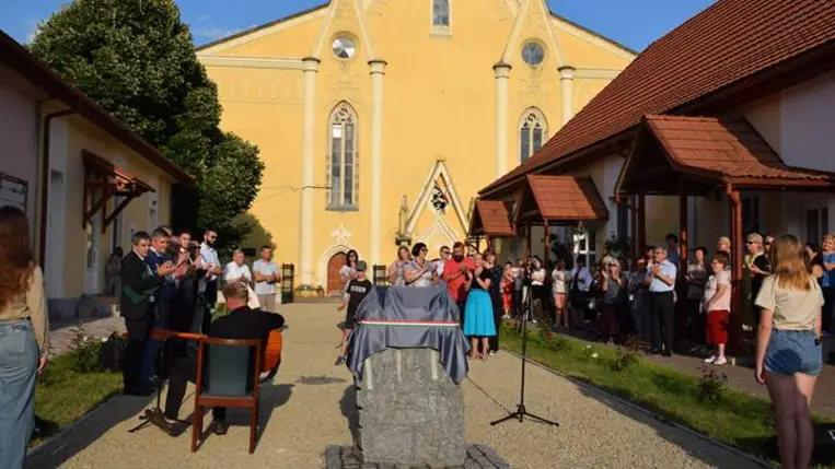 Regélő múlt. Szoboravató Beregszászon - Hagyjunk jeleket magunk után. Fotó: Kárpátinfó/ Kovács Elemér