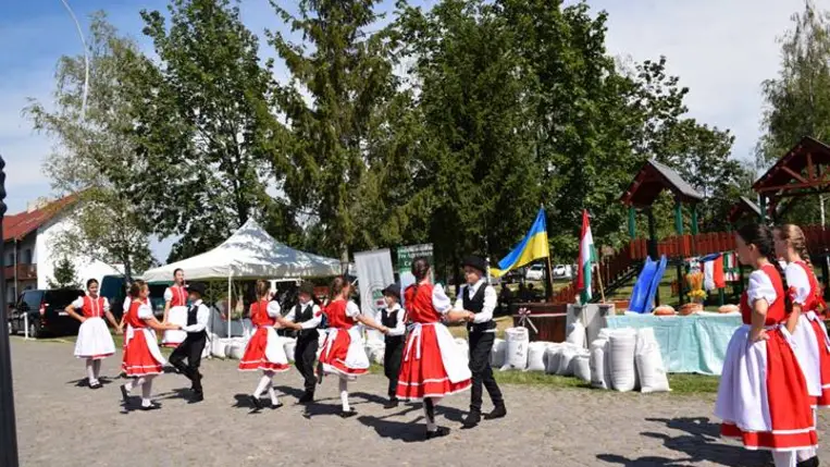 Magyarok Kenyere. Búzaösszeöntő ünnepség Nagydobronyban - A megpróbáltatások idején még jobban összekapaszkodunk. Fotó: Kárpátinfó/ Kovács Elemér