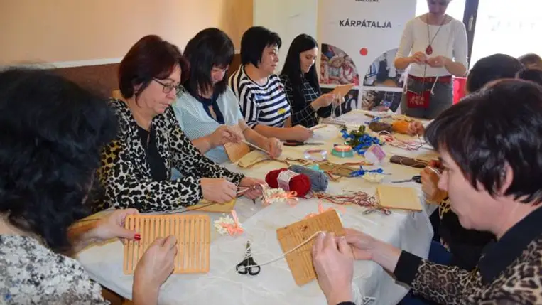 Kézműves képzési nap óvodapedagógusok számára - A karácsonyfafüggő, a kákaangyal meg a kopogtató