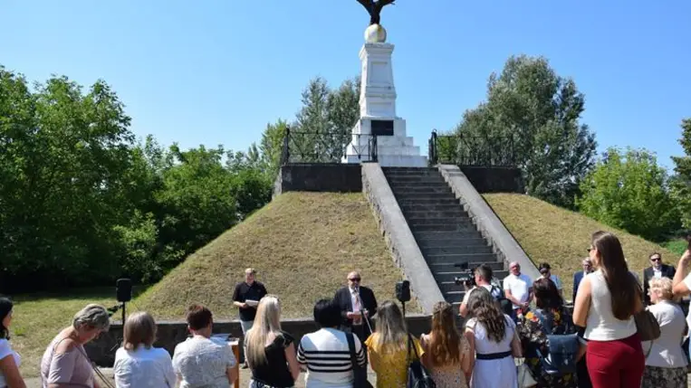 Megemlékezés a tiszaújlaki turulmadaras emlékműnél - Bátorság, remény, megmaradás. Fotó: Kárpátinfó/ Kovács Elemér