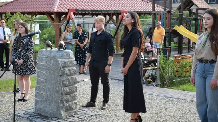 Regélő múlt. Szoboravató Beregszászon - Hagyjunk jeleket magunk után. Fotó: Kárpátinfó/ Kovács Elemér