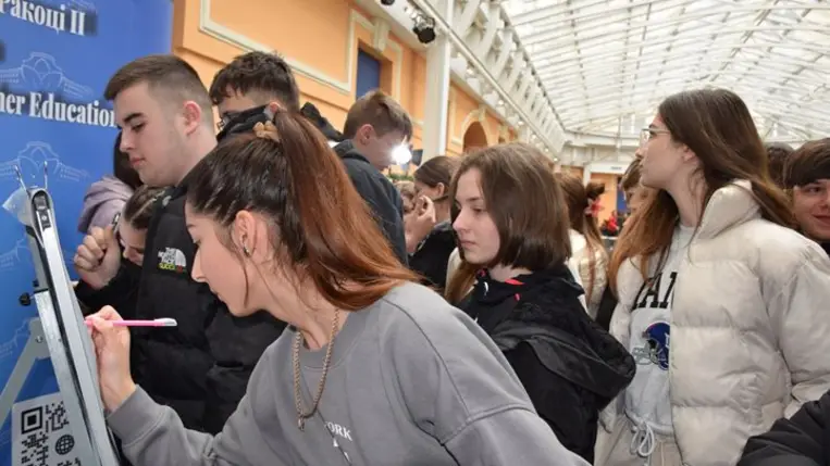 Vers a tér(b)en. Villámcsődület a Rákóczi Főiskolán több mint 600 résztvevővel - Temetők helyett életet. Fotó: Kárpátinfó/ Kovács Elemér