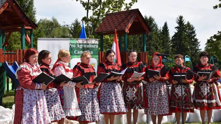 Magyarok Kenyere. Búzaösszeöntő ünnepség Nagydobronyban - A megpróbáltatások idején még jobban összekapaszkodunk. Fotó: Kárpátinfó/ Kovács Elemér