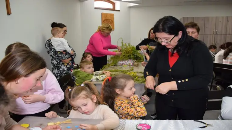 Húsvéti kézműves foglalkozás a nagycsaládosoknál - Hagymahéjas hímes, fűzfavessző-ajtódísz, csuhényuszi. Fotó: Kárpátinfó/ Kovács Erzsébet