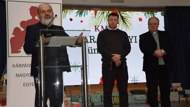 Karácsonyvárás a Kárpátaljai Magyar Nagycsaládosok Egyesületében - Bábelőadás, ajándék, adventi vásár