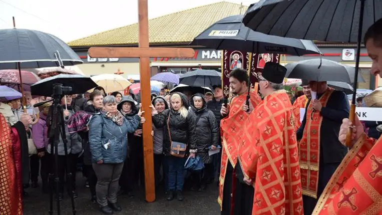 Kereszthódoló körmenet Beregszászon - Legyünk a megfeszített és feltámadott Jézus követői. Fotó: Kárpátinfó/ Kovács Elemér