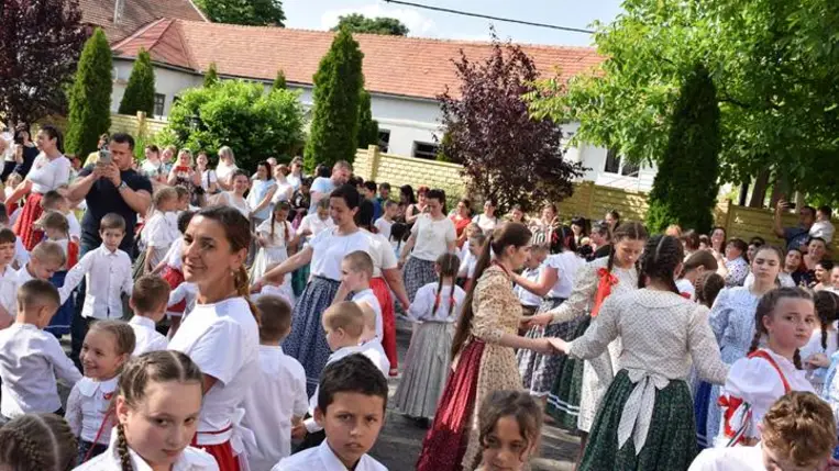 Az Összetartozás tánca Beregszászon - Gyászünnep helyett méltóságteljes megemlékezés. Fotó: Kárpátinfó/ Kovács Elemér