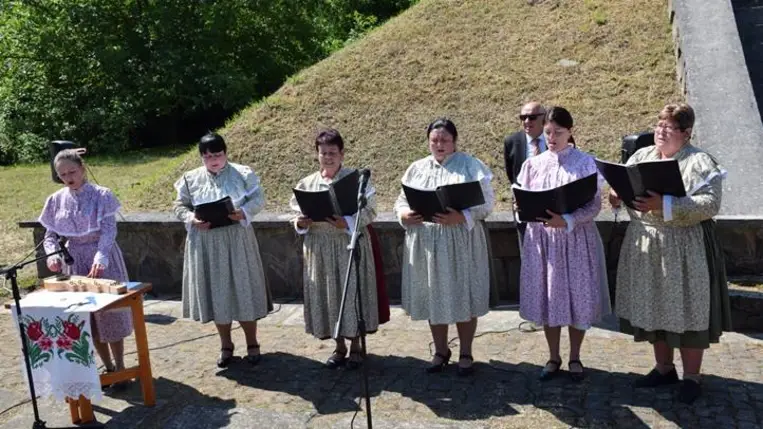 Megemlékezés a tiszaújlaki turulmadaras emlékműnél - Bátorság, remény, megmaradás. Fotó: Kárpátinfó/ Kovács Elemér