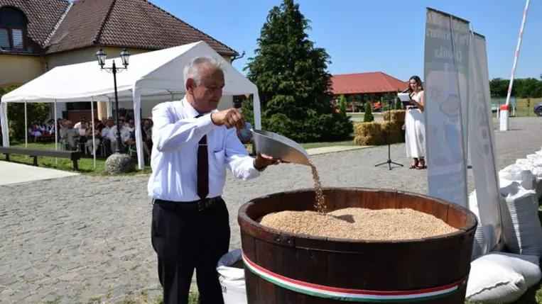 Magyarok Kenyere. Búzaösszeöntő ünnepség Nagydobronyban - A megpróbáltatások idején még jobban összekapaszkodunk. Fotó: Kárpátinfó/ Kovács Elemér