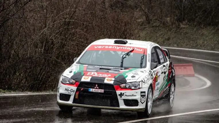 Eszti és Csabi végre versenyautóban… - A tavasz raliautóban találta a miskolci ralipárost. Fotók: Hajóka SportFotó