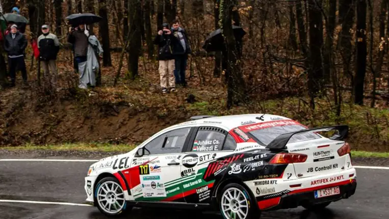 Eszti és Csabi végre versenyautóban… - A tavasz raliautóban találta a miskolci ralipárost. Fotók: Hajóka SportFotó